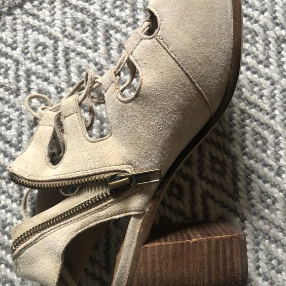 Steve Madden Women's Nilunda Lace-Up Sandals in Cream Suede.  6.5B - Picture 5 of 8